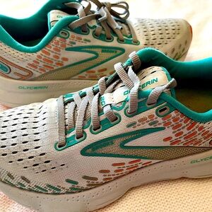 Brooks Glycerin 20 
Gray and Teal size 6
